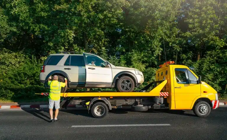 Carroattrezzi con operatore e veicolo caricato a bordo
